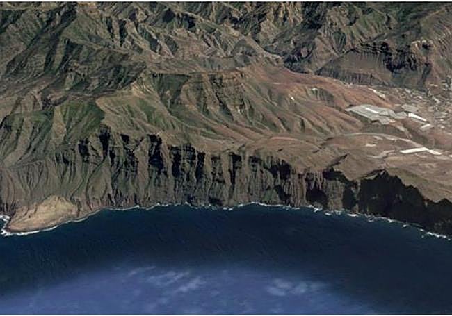 Acantilados del litoral aldeano en los que se ubicará la concesión acuícola.