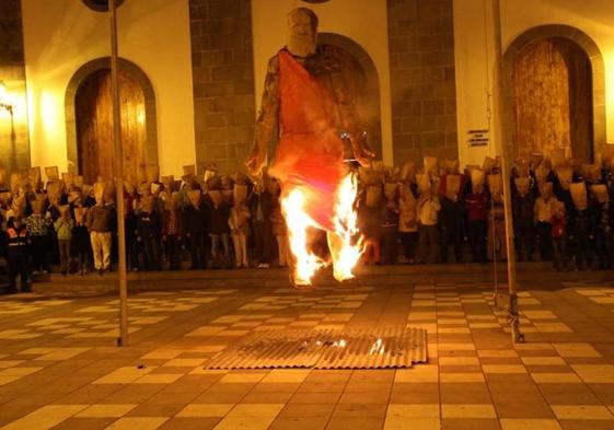 Imagen de archivo de la quema de Judas en la plaza San Vicente Ferrer de Valleseco.