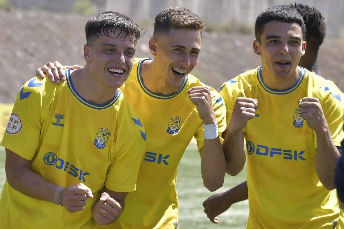 Imagen secundaria 1 - Imágenes de la celebración del título sobre el césped del Anexo.