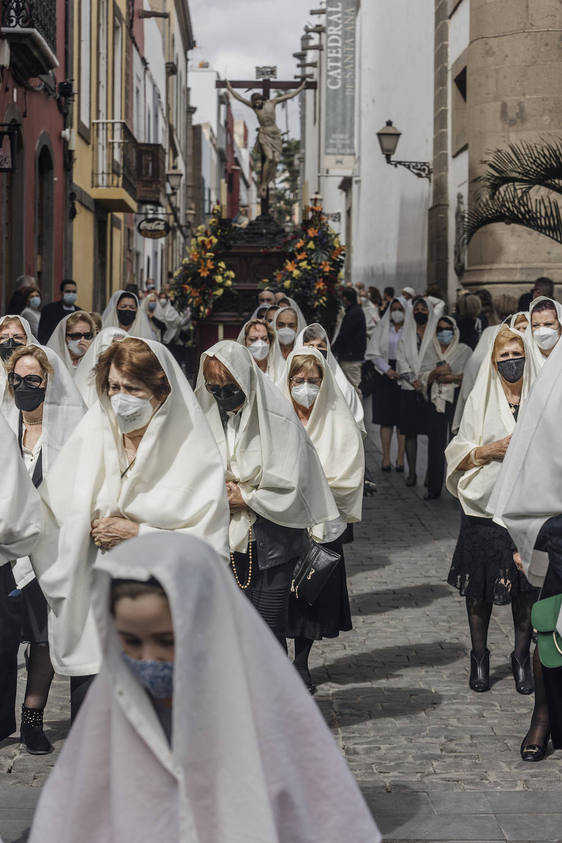 Al aire y la luz de un Viernes Santo