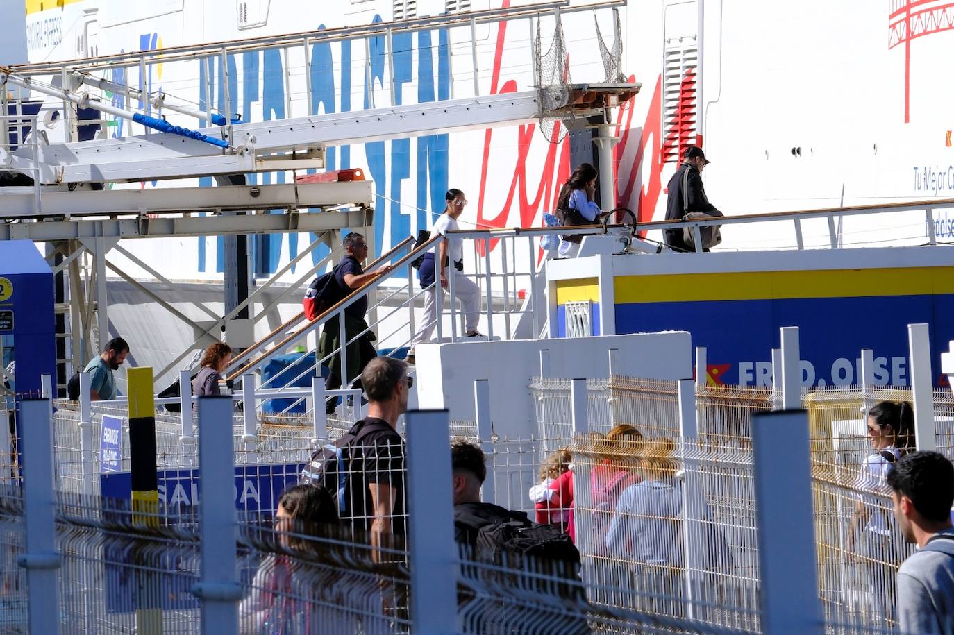 El inicio de las vacaciones de los canarios en Semana Santa, en imágenes