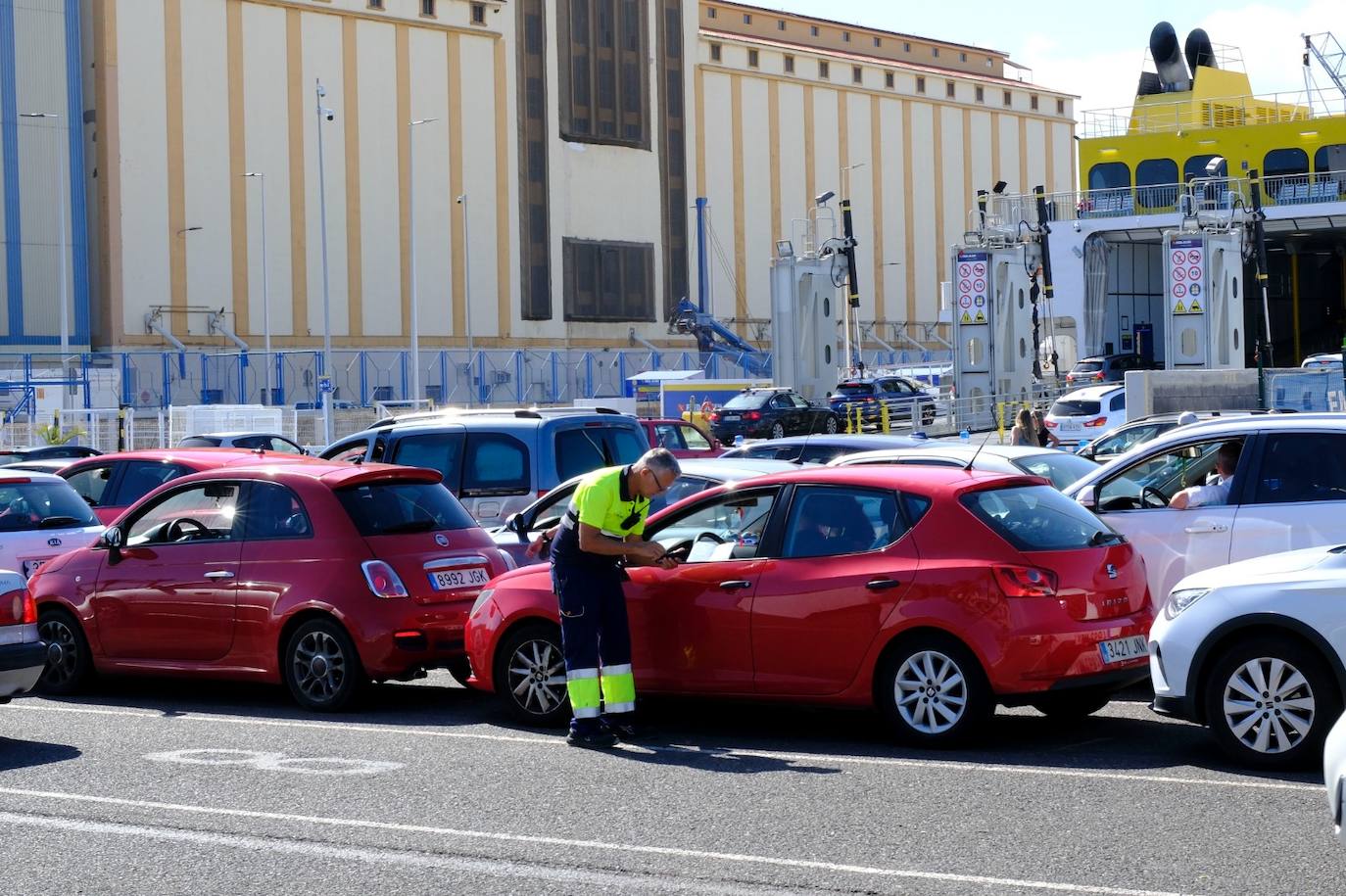El inicio de las vacaciones de los canarios en Semana Santa, en imágenes