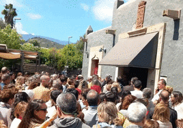 La gente esperando para entrar al restaurante, que está en liquidación.