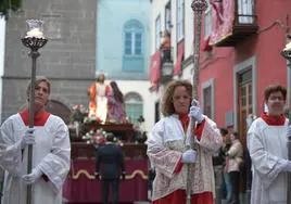La procesión Magna Interparroquial recorrió las calles de Vegueta la tarde del Viernes Santo
