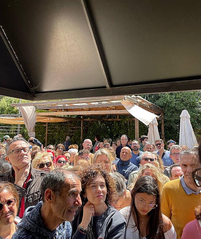 Imagen secundaria 2 - Más imágenes de gente interesada en el mercadillo de liquidación.