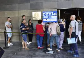 Personas haciendo cola en una de las plataformas de atención al público abiertas para la presentación del IRPF.