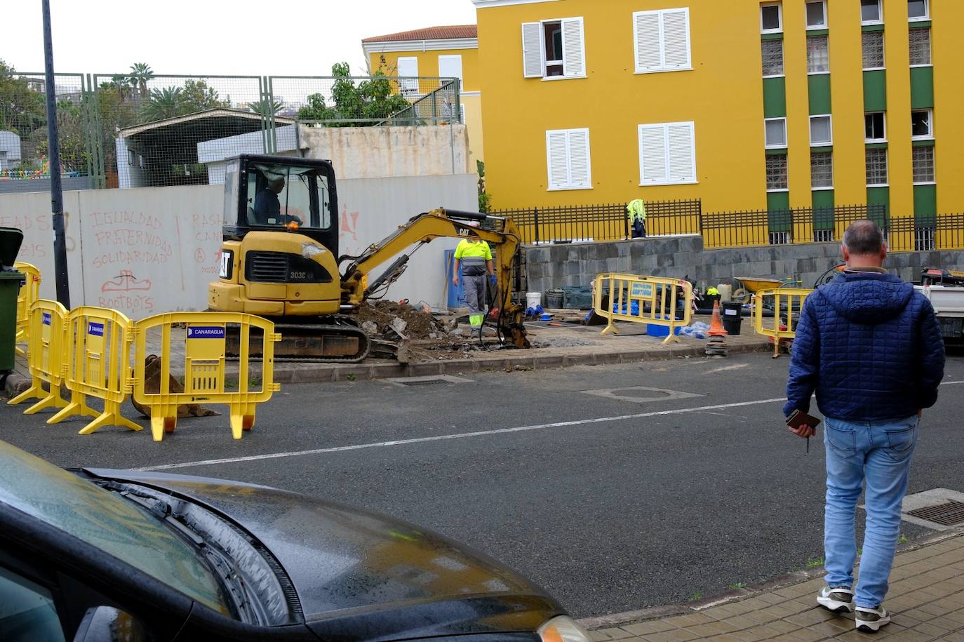 Obras en el recinto ferial de Arucas para localizar la avería