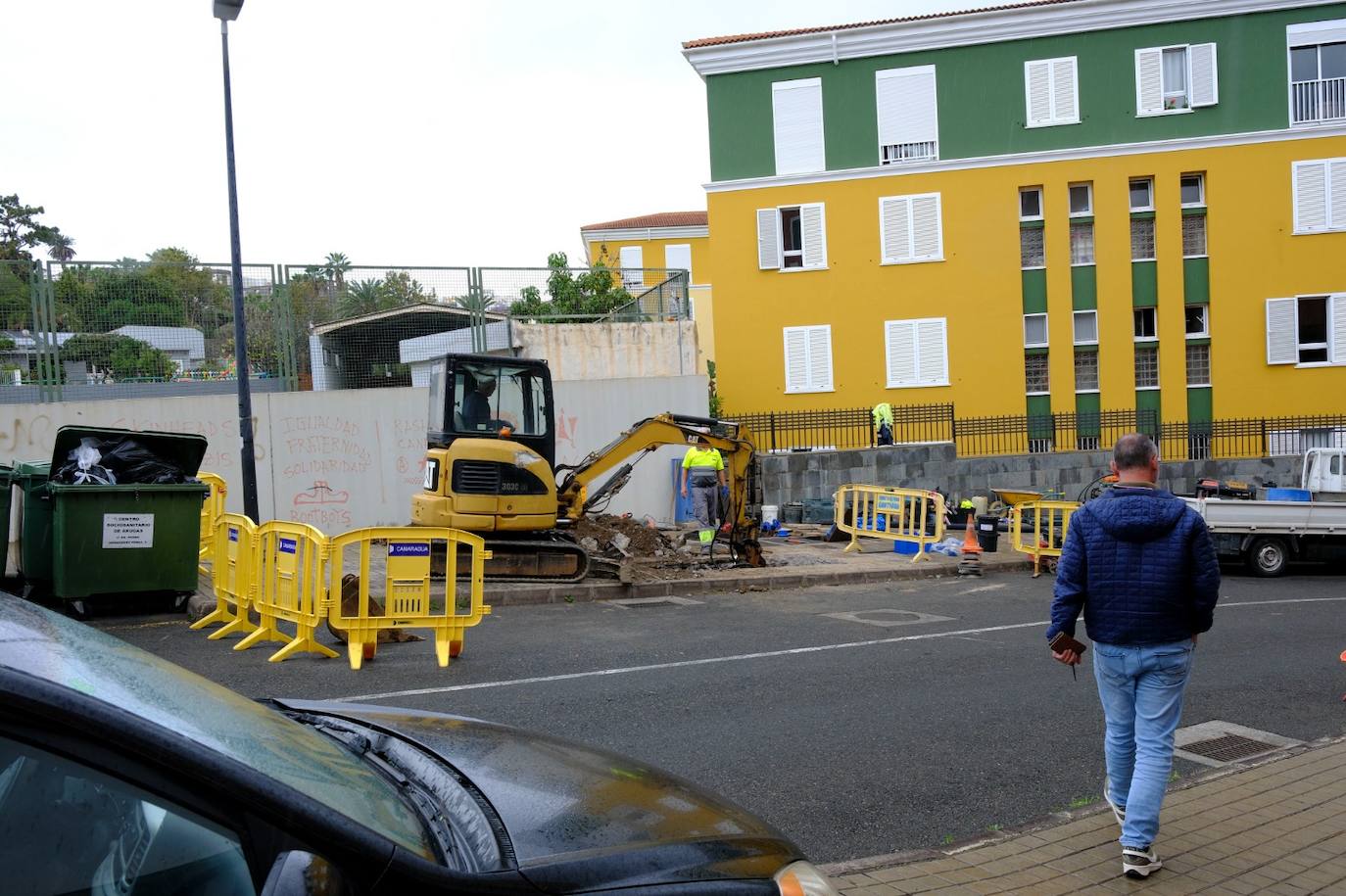 Obras en el recinto ferial de Arucas para localizar la avería