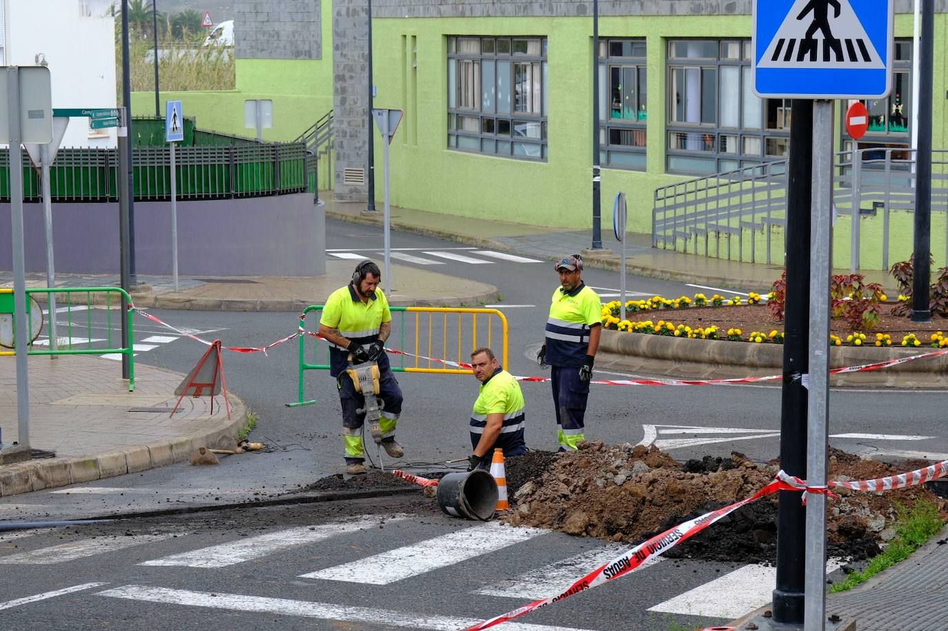 Obras en el recinto ferial de Arucas para localizar la avería