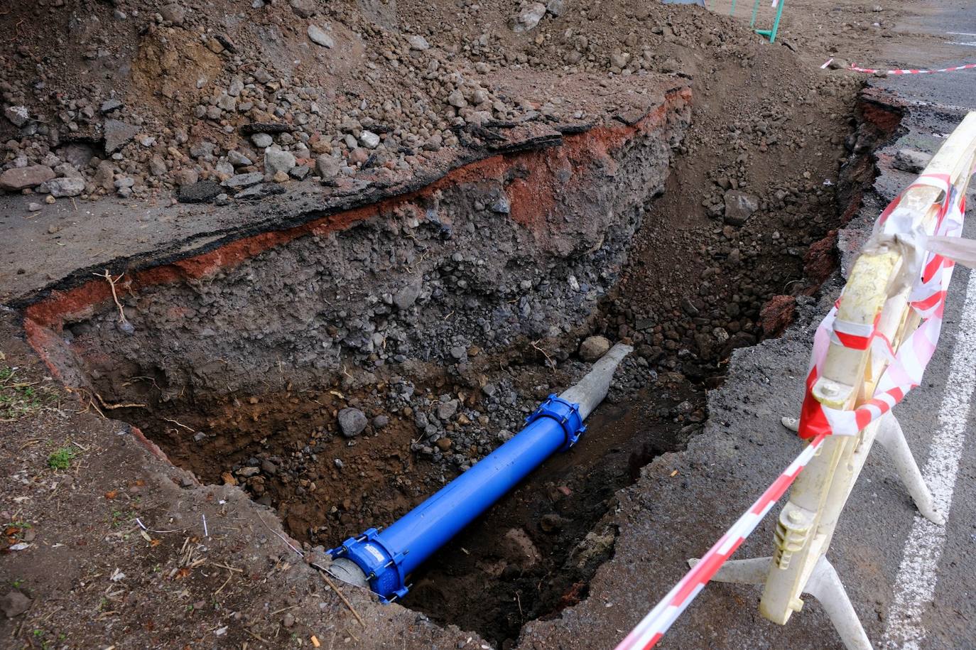 Obras en el recinto ferial de Arucas para localizar la avería