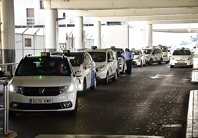 Cola de taxis de Telde e Ingenio en el Aeropuerto de Gran Canaria.
