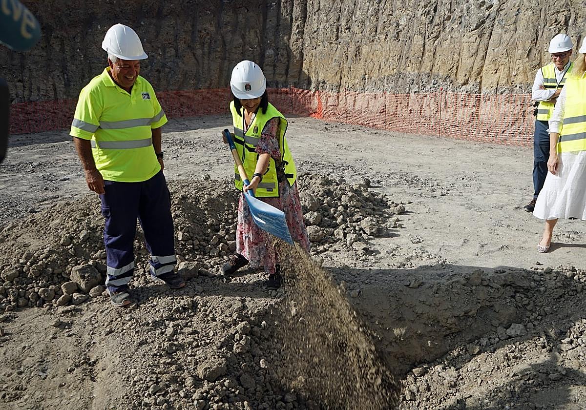 La alcaldesa de Las Palmas de Gran Canaria, Carolina Darias, pone la primera piedra de una promoción de viviendas en Tamaraceite.