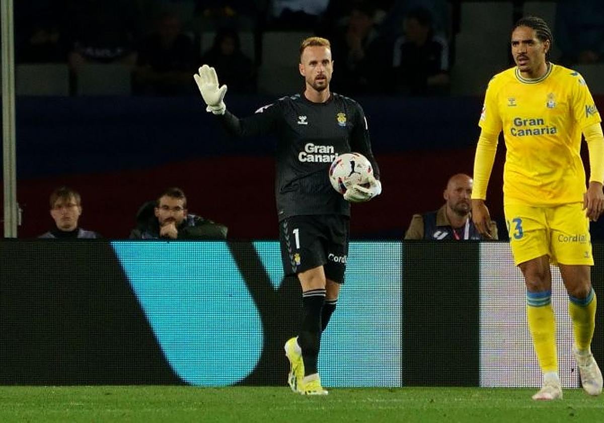 Aarón Escandell pide calma a los suyos durante el partido ante el Barça en Montjuic.