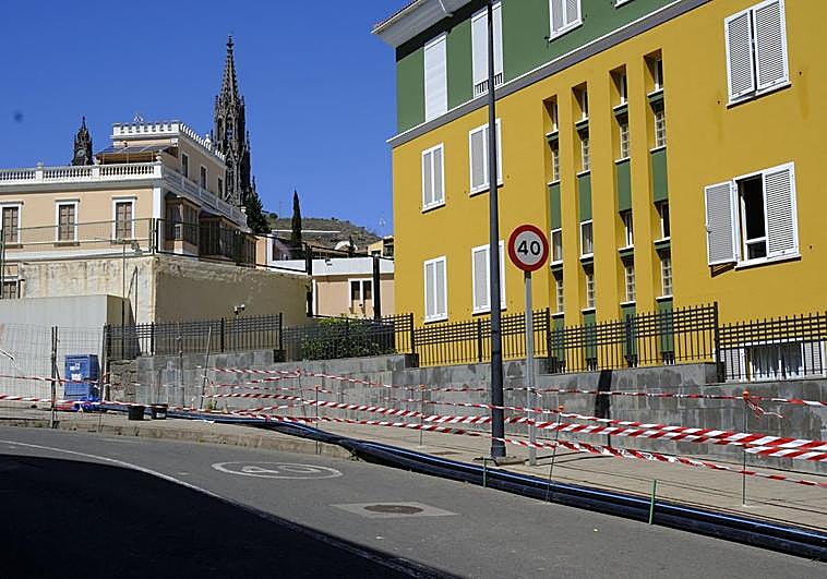 Imagen de este martes de las tuberías provisionales en el casco de Arucas.