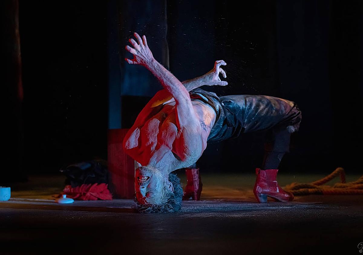 Imagen principal - Tres imágenes de 'Baile de bestias'.