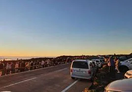 Coches mal estacionados en el Parque Nacional del Teide.