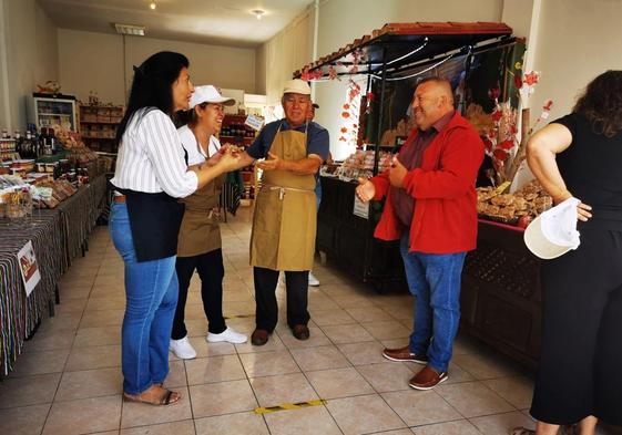 El alcalde Matías Peña, en la zona de los puestos de venta de productos locales de la Feria Insular de Artesanía.