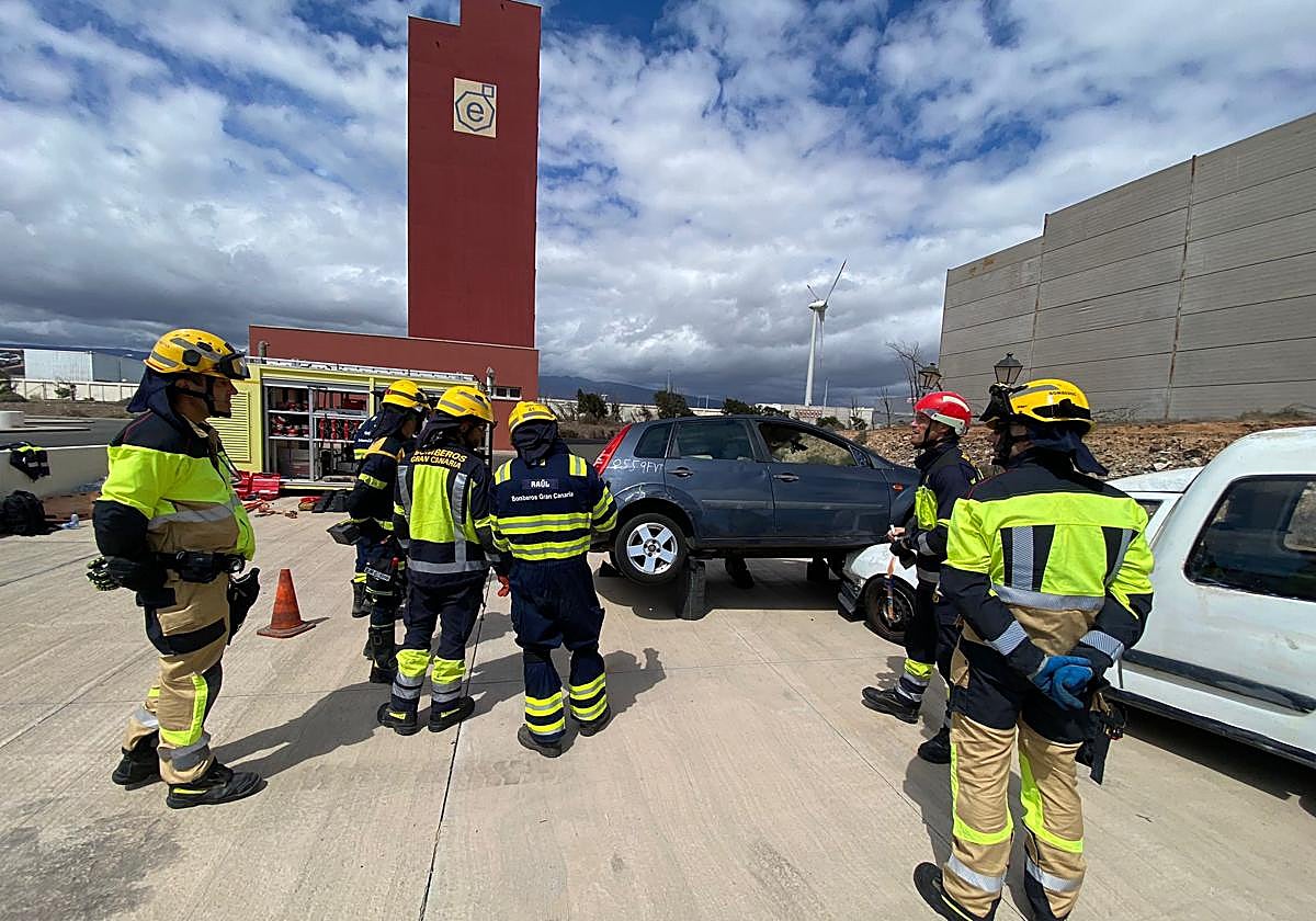 Bomberos del Consorcio de Emergencias de Gran Canaria realizando prácticas en un parque.