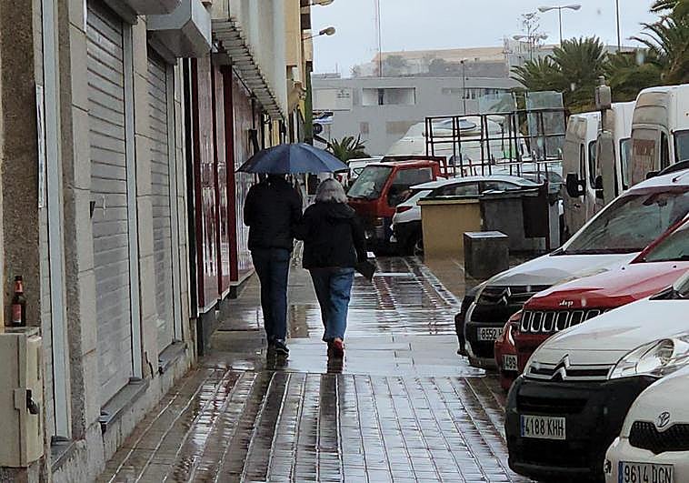 La lluvia hace acto de presencia en la capital grancanaria.