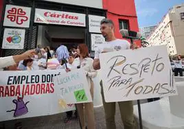 Imagen de la concentración ante las puertas de Cáritas Diocesana de Canarias en Escaleritas.