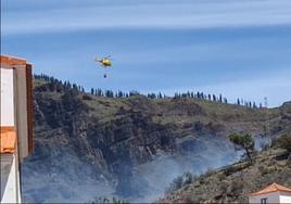 Imagen del helicóptero del Cabildo de Gran Canaria que ayuda a la extinción del conato.