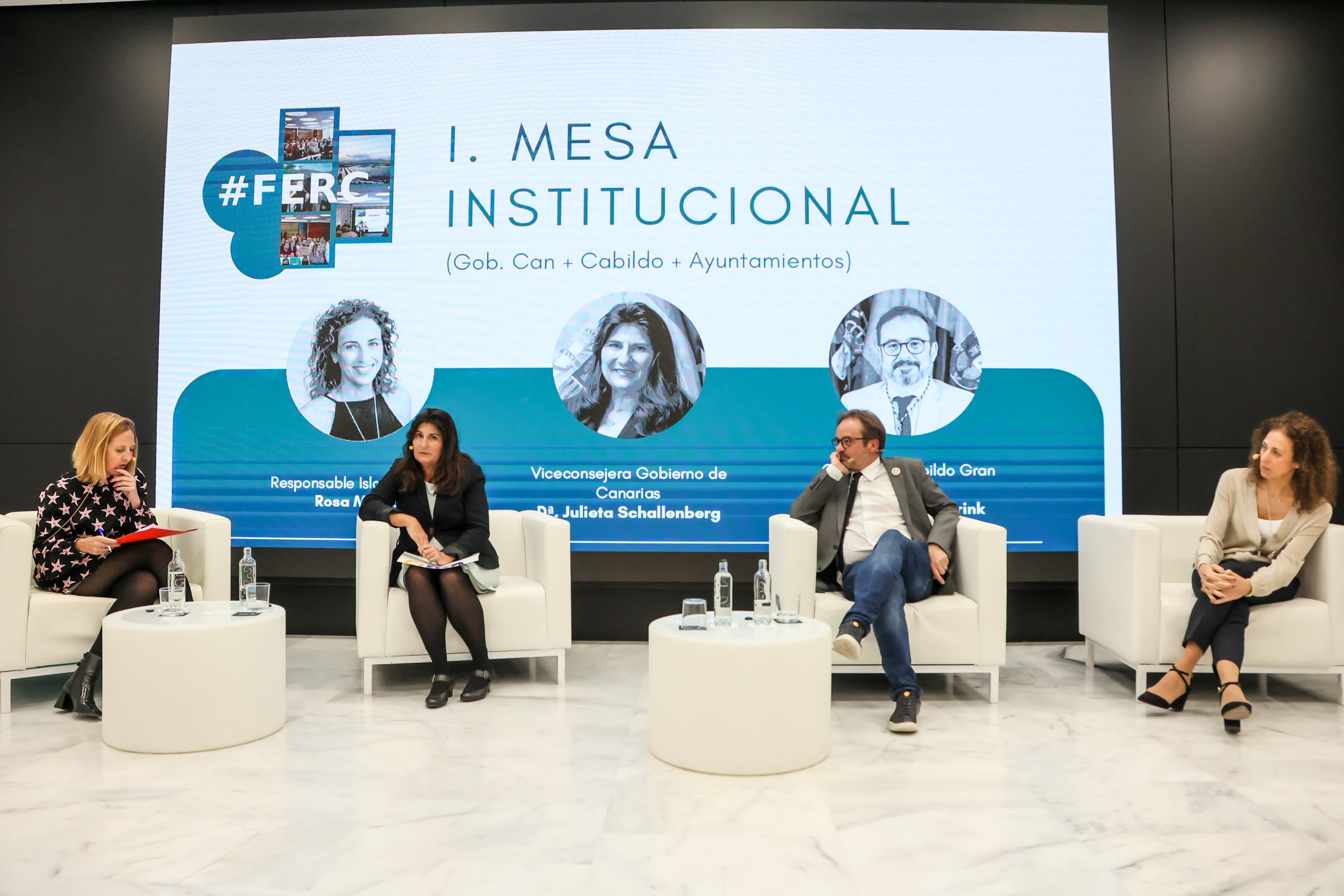 En la imagen, de izq. a derecha, Silvia Fernández, Julieta Shallenberg (Gobierno de Canarias), Raúl García (Cabildo de G.C.) y Rosa Mingo (Idae).