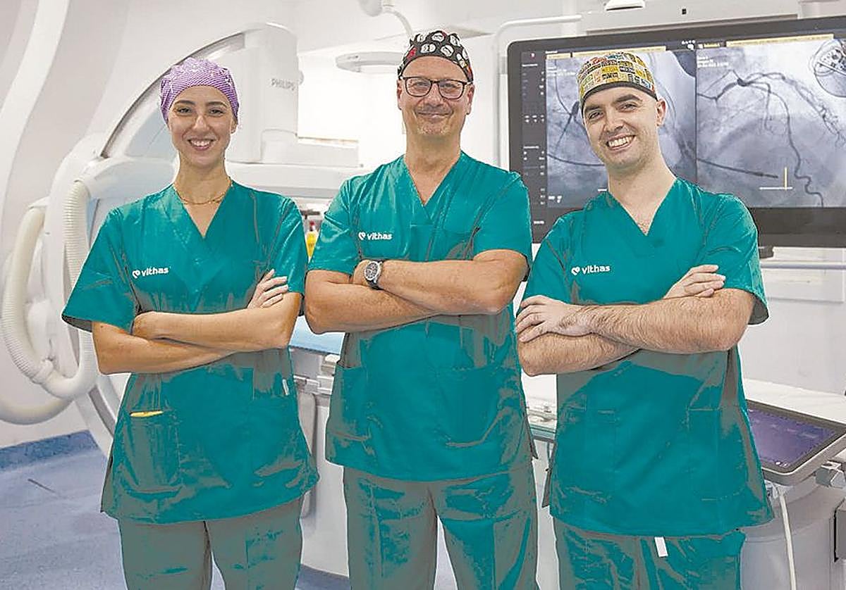 El doctor Gross con su equipo en la sala de hemodinámica.