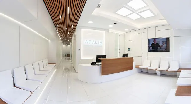 Las modernas instalaciones de Clínica Dental Adalia en la calle Primero de mayo de Las Palmas de Gran Canaria