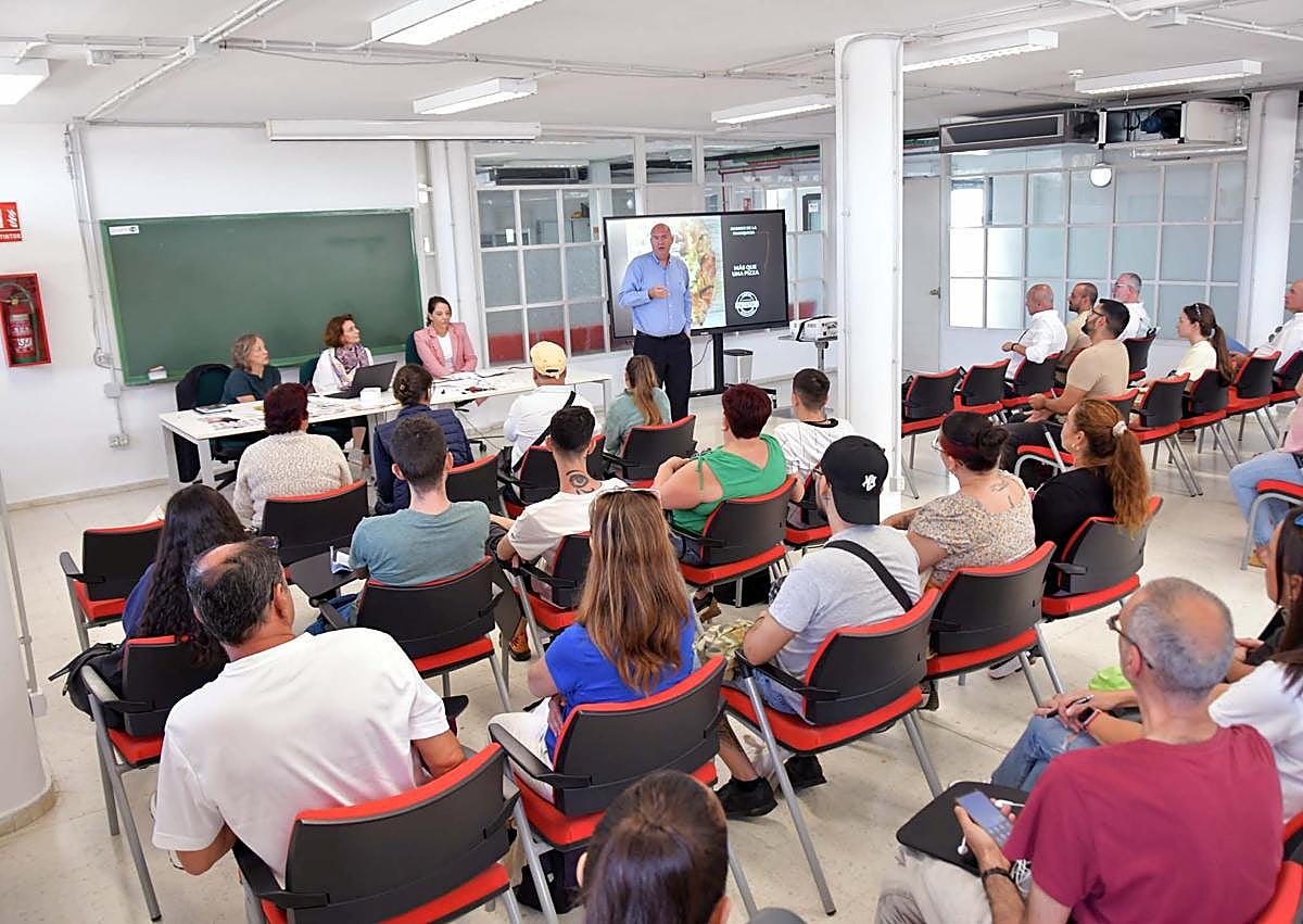 Imagen secundaria 1 - Un millar de jóvenes y desempleados asiste a la Muestra de Empleo de Maspalomas