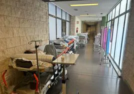 Pacientes en camillas en un pasillo de Urgencias del Negrín este viernes.