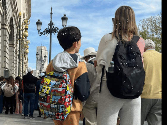 Distintos momentos del viaje que está haciendo Elan con su madre, Irene Valerón.