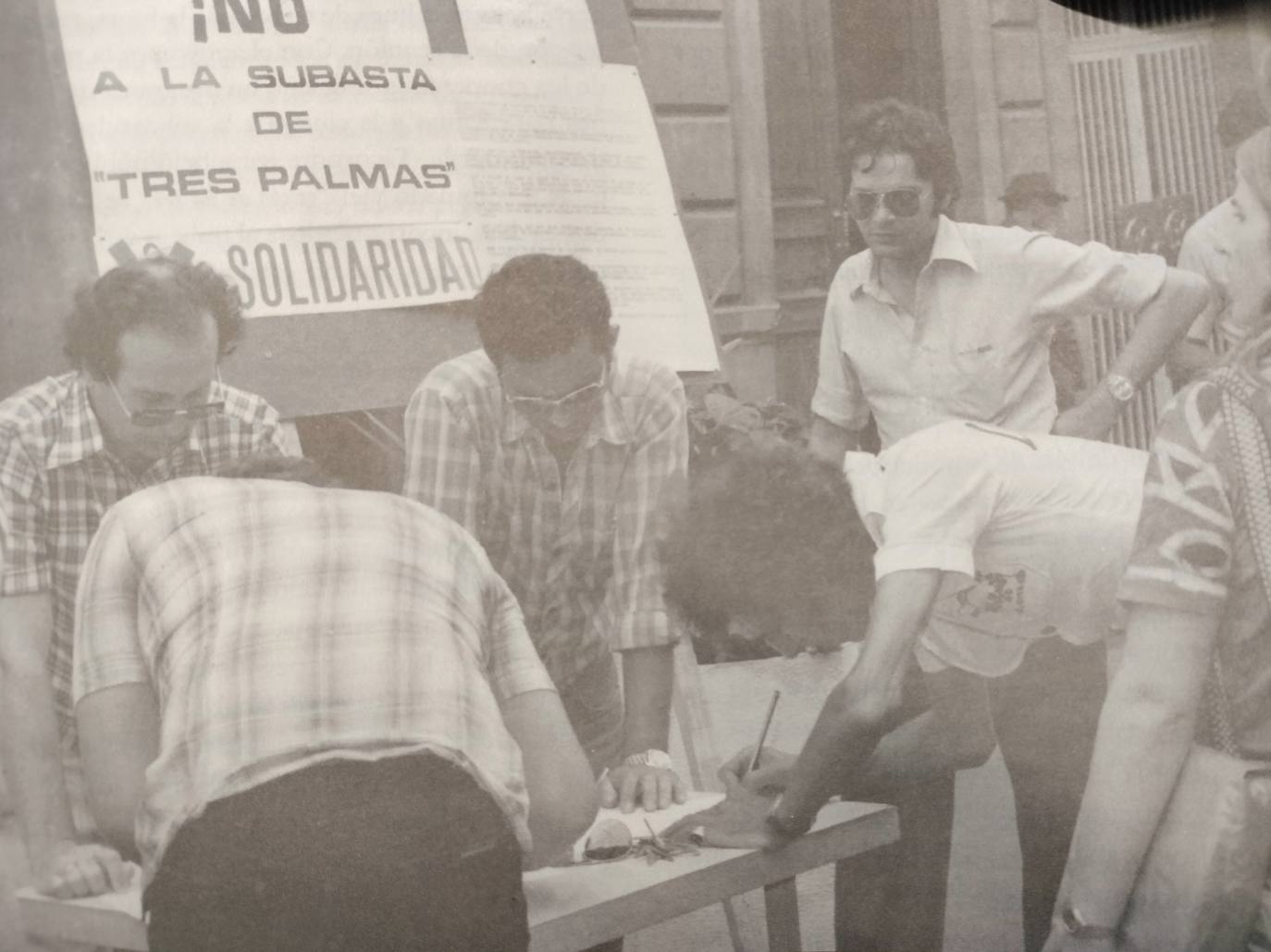 Recogida de firmas contra la subasta en Triana.