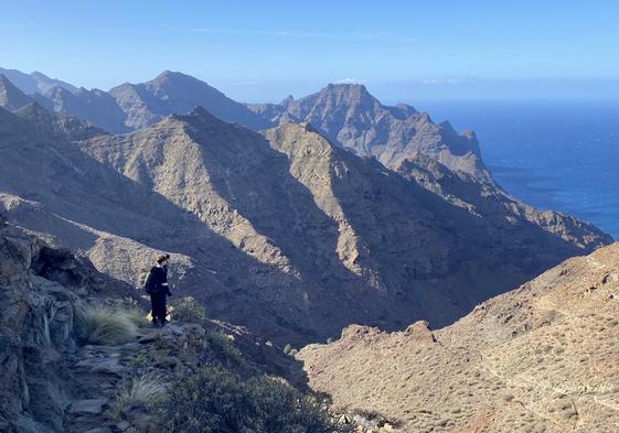 Dos caminantes ante la inmensidad de los barrancos que cruzan el paisaje de Guguy.