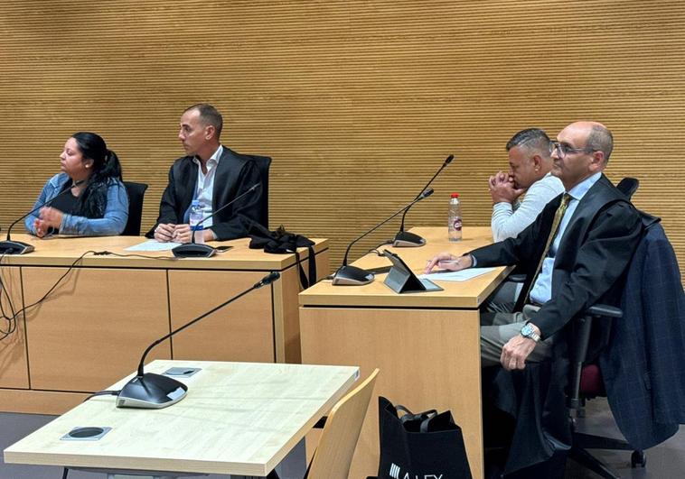 Imagen de los encausados y sus respectivos abogados en el juicio por el crimen de Nono.