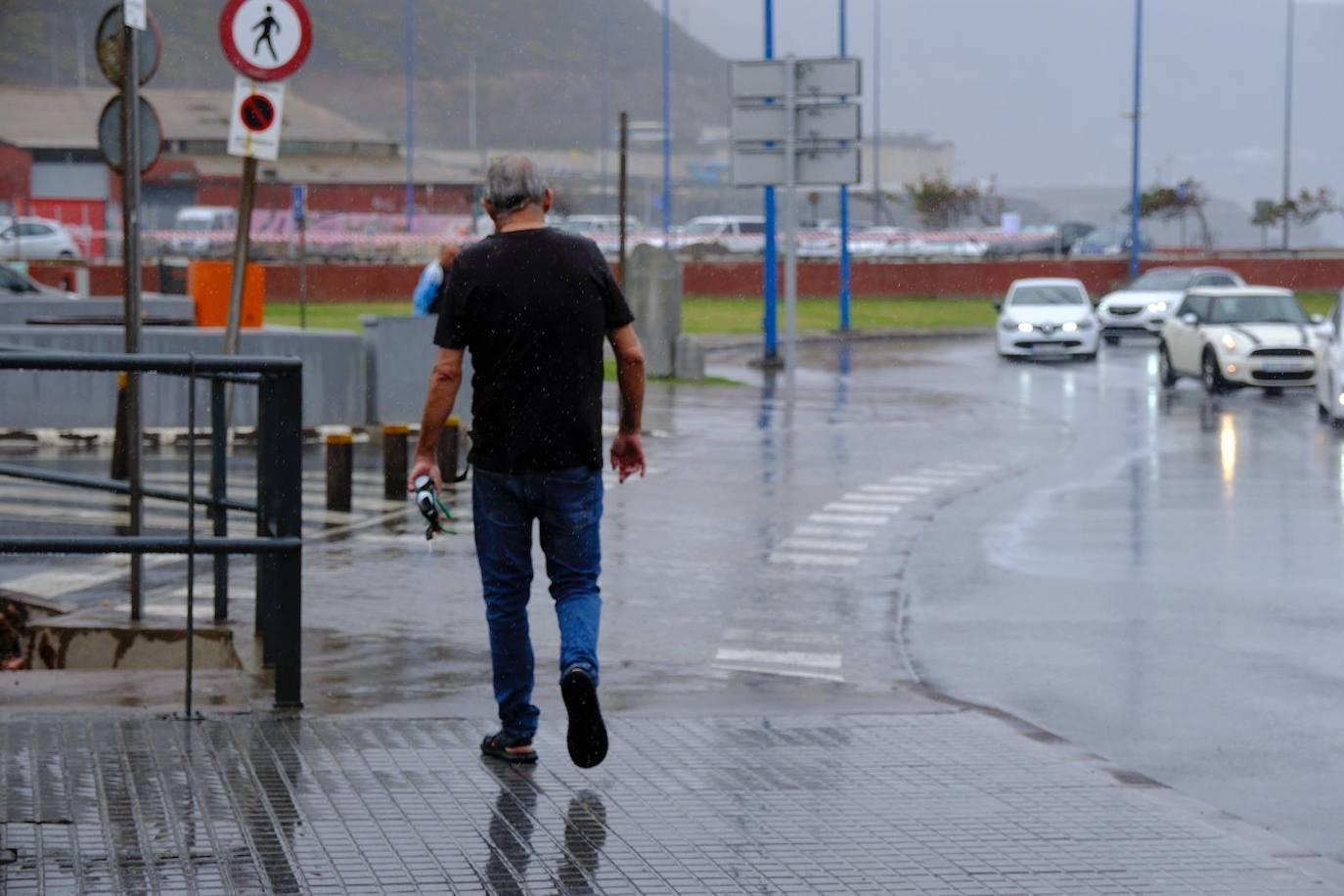 Lluvia inesperada en la capital grancanaria
