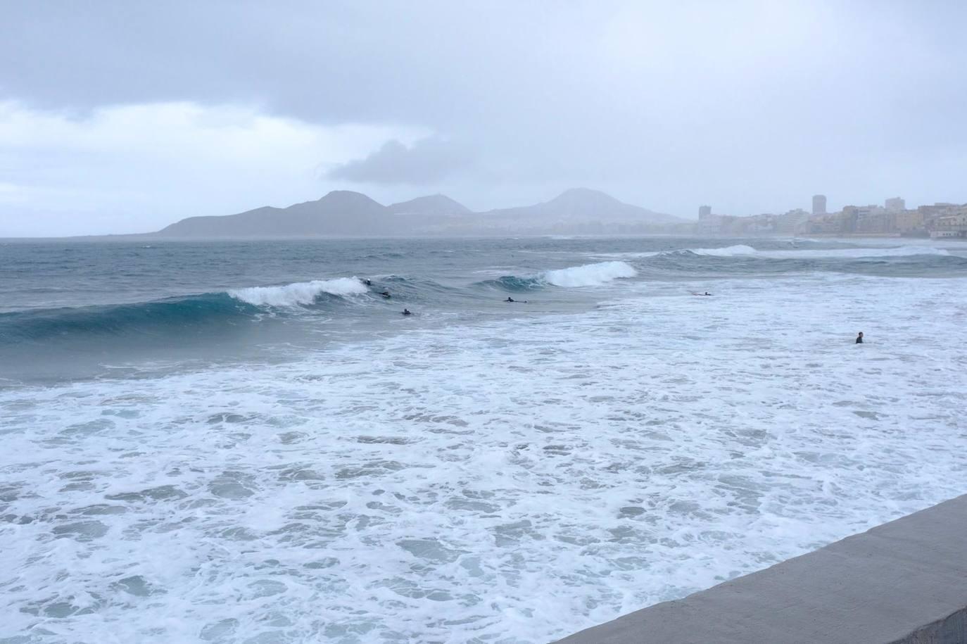 Lluvia inesperada en la capital grancanaria