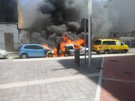 Imagen del vehículo incendidado.