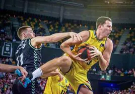 Miquel Salvó pugna por un rebote en el encuentro contra el Surne Bilbao Basket en Miribilla.