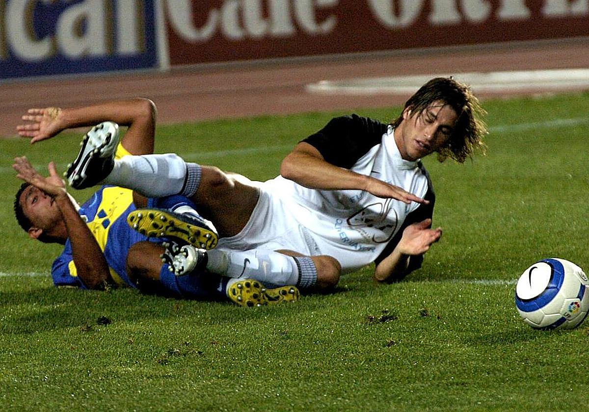 Sergio Ramos, en el partido amistoso de 2005 en pugna con el balón con Juanma.