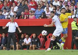Munir, en pugna con Rafa Mir, en el encuentro de la primera vuelta disputado en el Ramón Sánchez Pizjuán.