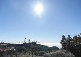 Imagen de la cumbre de Gran Canaria en una jornada de calor. Se activa la alerta por incendios tanto en las islas occidentales.