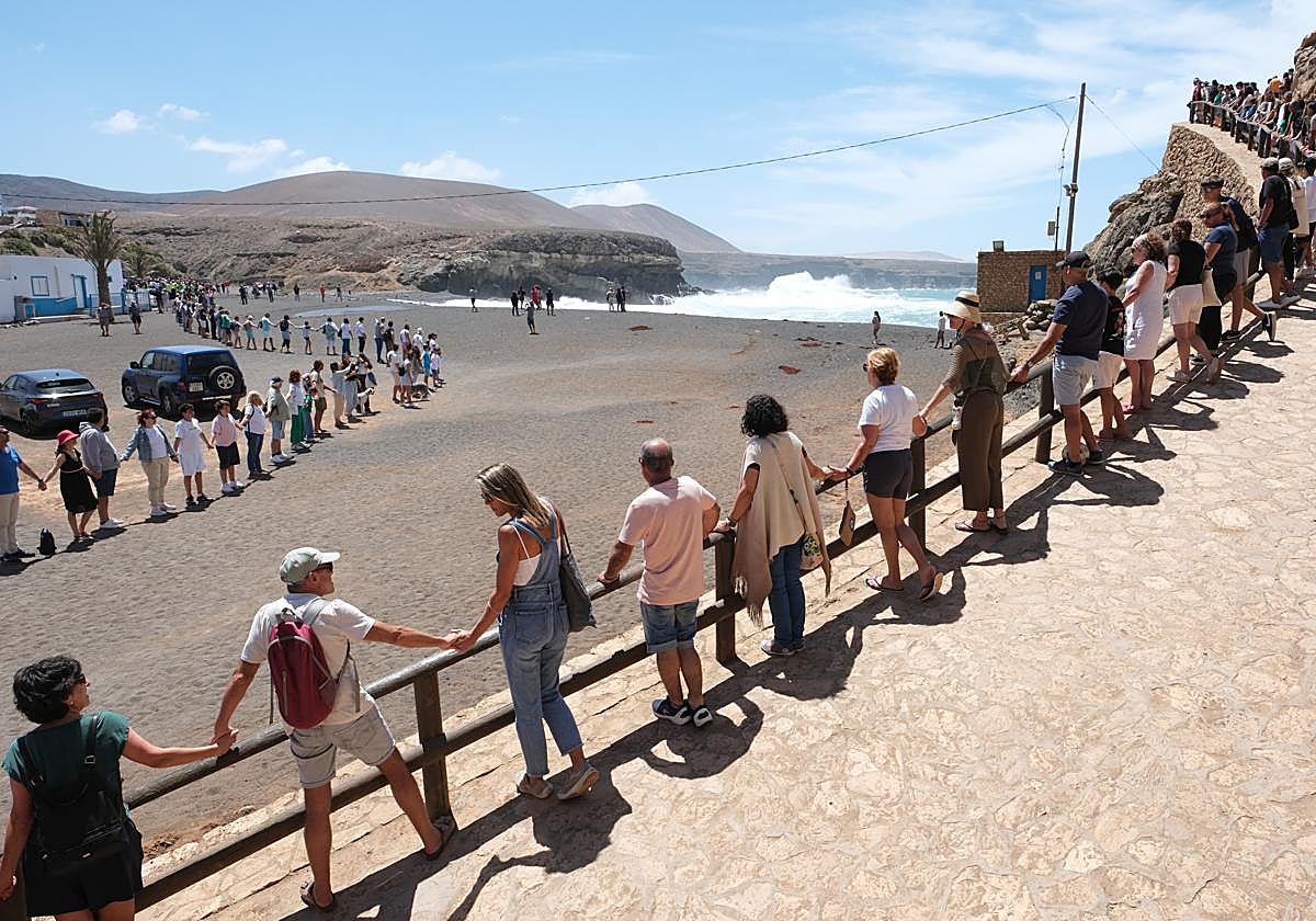 Cadena humana en Ajuy, desde El Cantil hasta la subida de Comisianes, en la que participaron el domingo más de 600 personas.