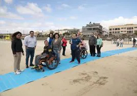 Carmen Alonso, consejera de Accesibilidad, y el alcalde David de Vera, en la playa capitalina de los Pozos, con miembros de Adivia.