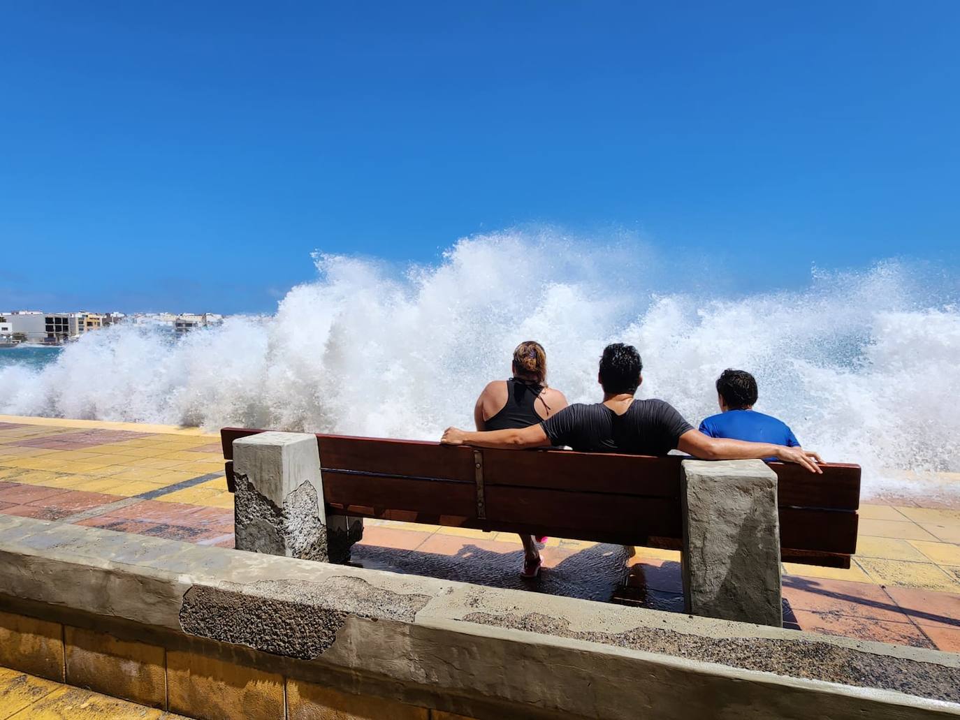 Las olas arrecian con fuerza en el paseo de Arinaga