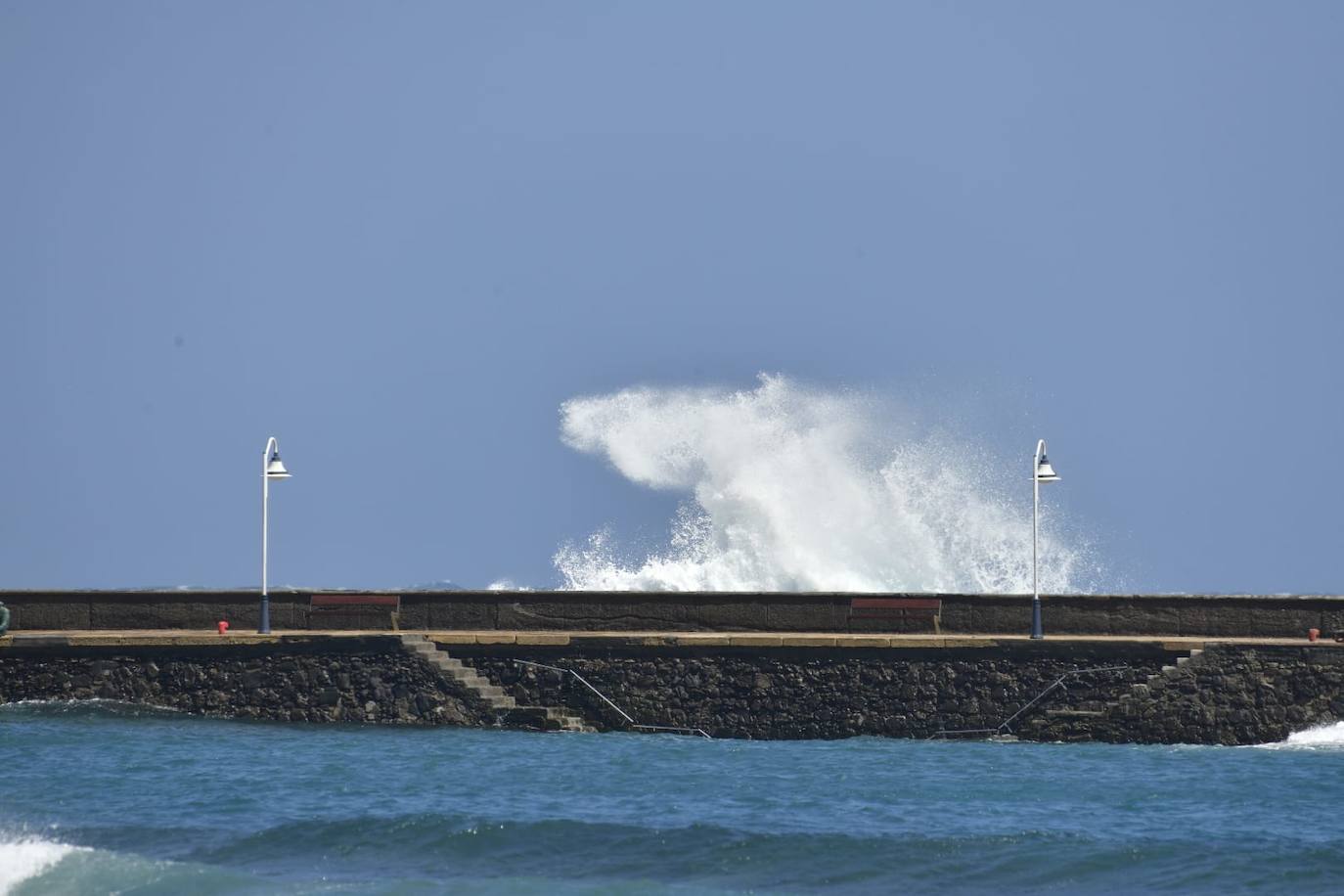 Las olas arrecian con fuerza en el paseo de Arinaga