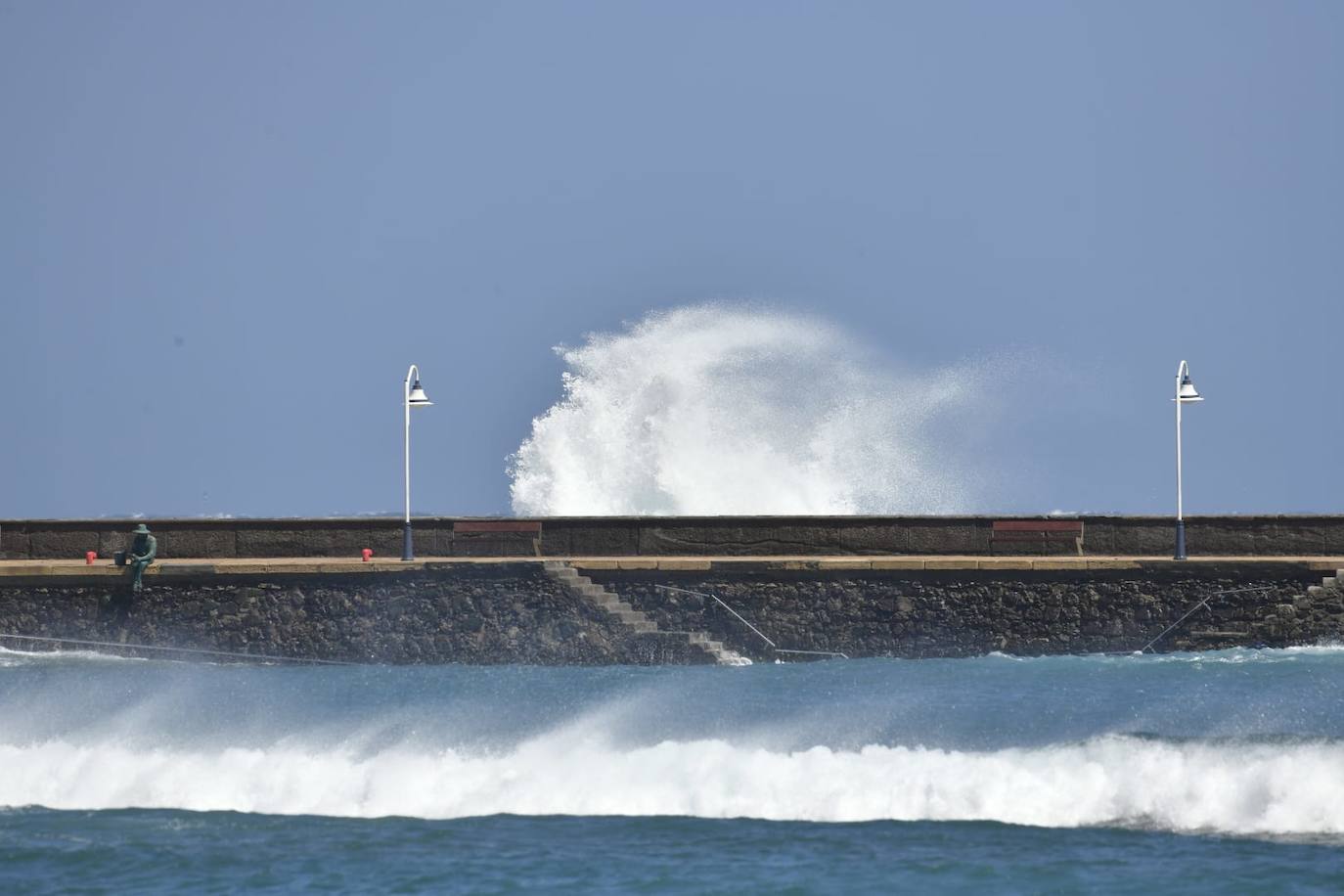Las olas arrecian con fuerza en el paseo de Arinaga