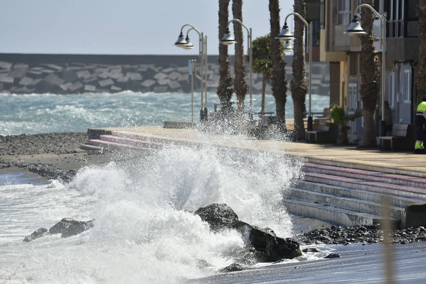 Las olas arrecian con fuerza en el paseo de Arinaga