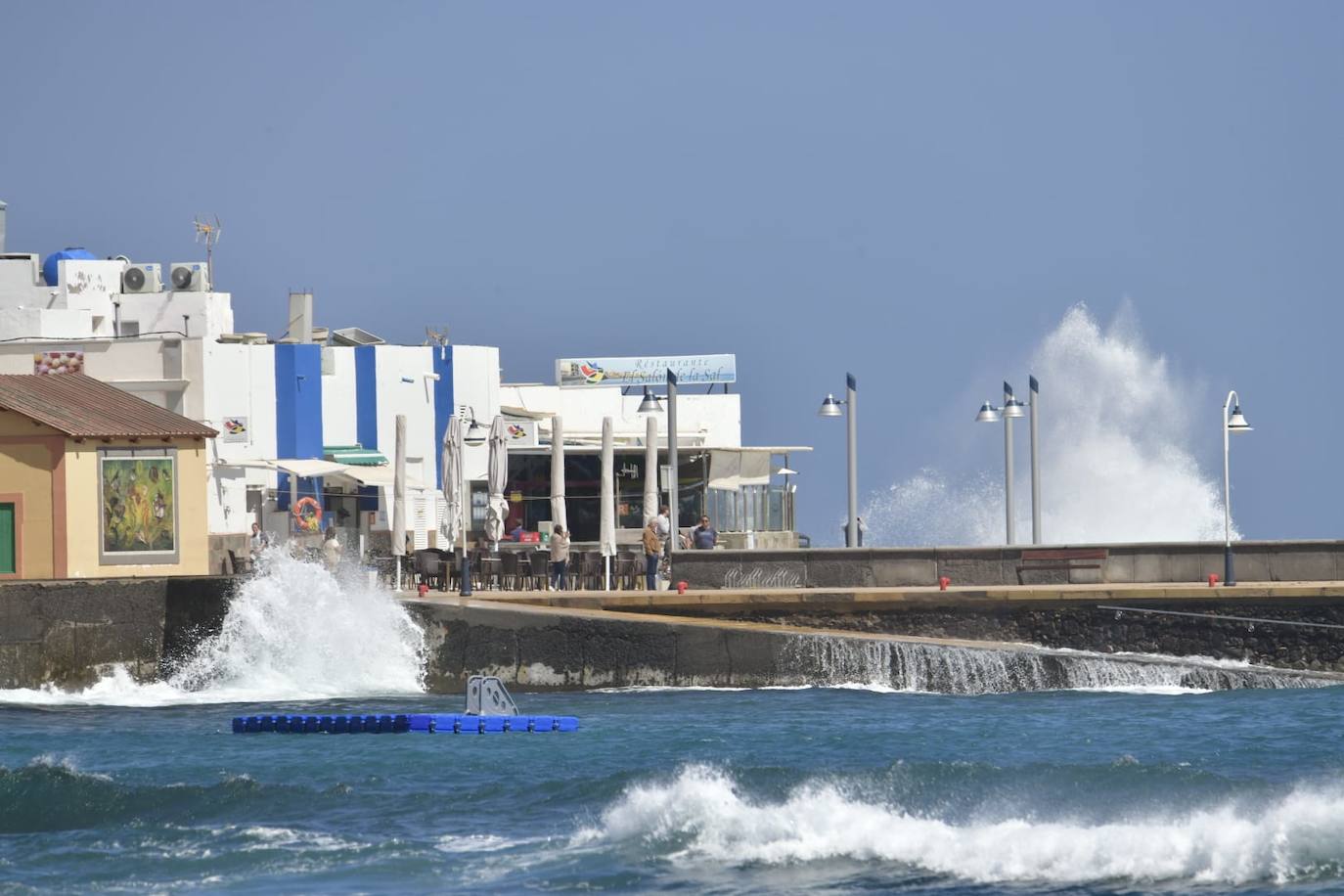 Las olas arrecian con fuerza en el paseo de Arinaga