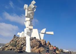 Imagen del Monumento al Campesino con las piezas dañadas por el fuerte viento que azota a la isla.