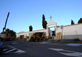 La maquinaria y los materiales se depositaron este lunes a las puertas del cementerio de San Rafael para arrancar con la obra.